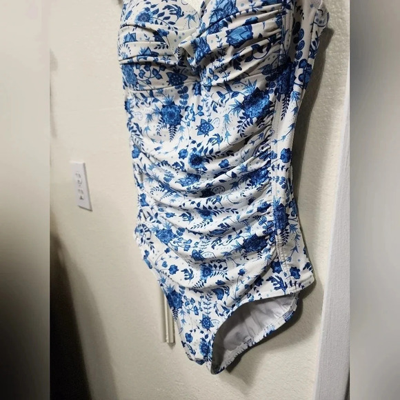 Niptuck One-Piece Floral Tummy Control Swimsuit Size 4 Beach Spring Summer - Picture 2 of 7